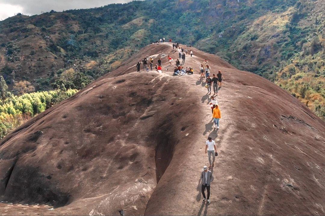 Núi Đá Voi thu hút hàng trăm người mỗi ngày ghé thăm (Nguồn: Internet).