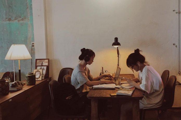 Cùng nhau chạy deadline ( Nguồn: @tan.tphue)