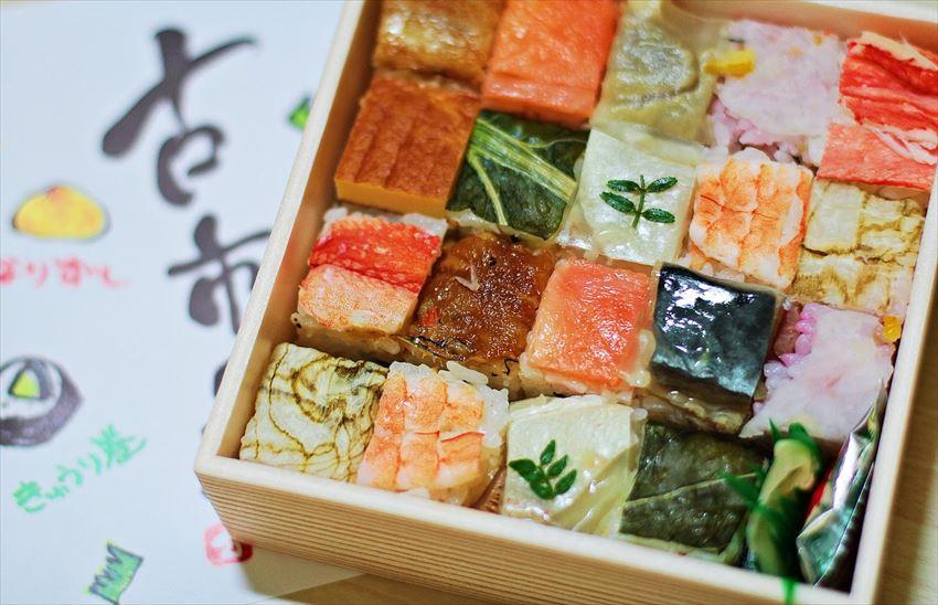 Rất nhiều loại oshizushi khác nhau được xếp vuông vắn vào chung một hộp cực kỳ bắt mắt (Ảnh: Internet).