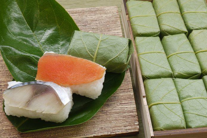 Những thỏi sushi hình vuông gói trong lá hồng rất đẹp (Ảnh: Internet).