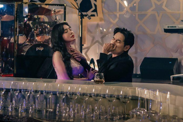 Kiều Minh Tuấn sang trọng bên Elly Trần ( Ảnh: Internet )