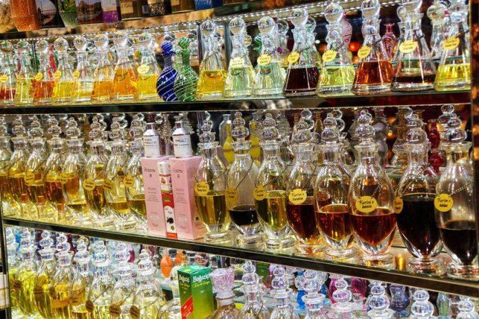 Rất nhiều loại tinh dầu với đủ mùi hương thơm khác nhau được bày bán tại Dubai (Ảnh: Internet).