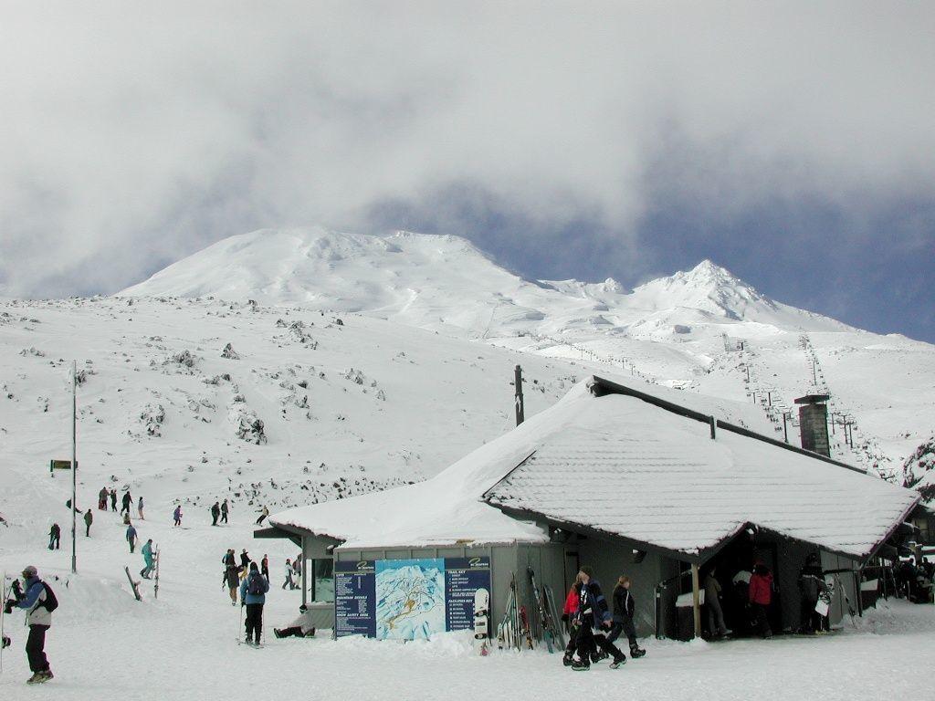 Khu trượt tuyết trên núi Ruapehu thu hút rất đông khách du lịch (Ảnh: Internet).