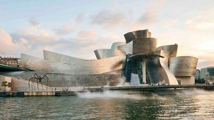 Toàn cảnh Bảo tàng Guggenheim Bilbao nhìn từ xa (Ảnh: Internet).