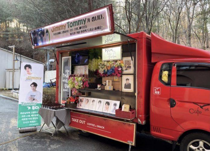 Người hâm mộ Hàn Quốc thuê một xe tải cà phê để các diễn viên và đoàn làm phim cùng nhau thưởng thức (Ảnh: Internet)