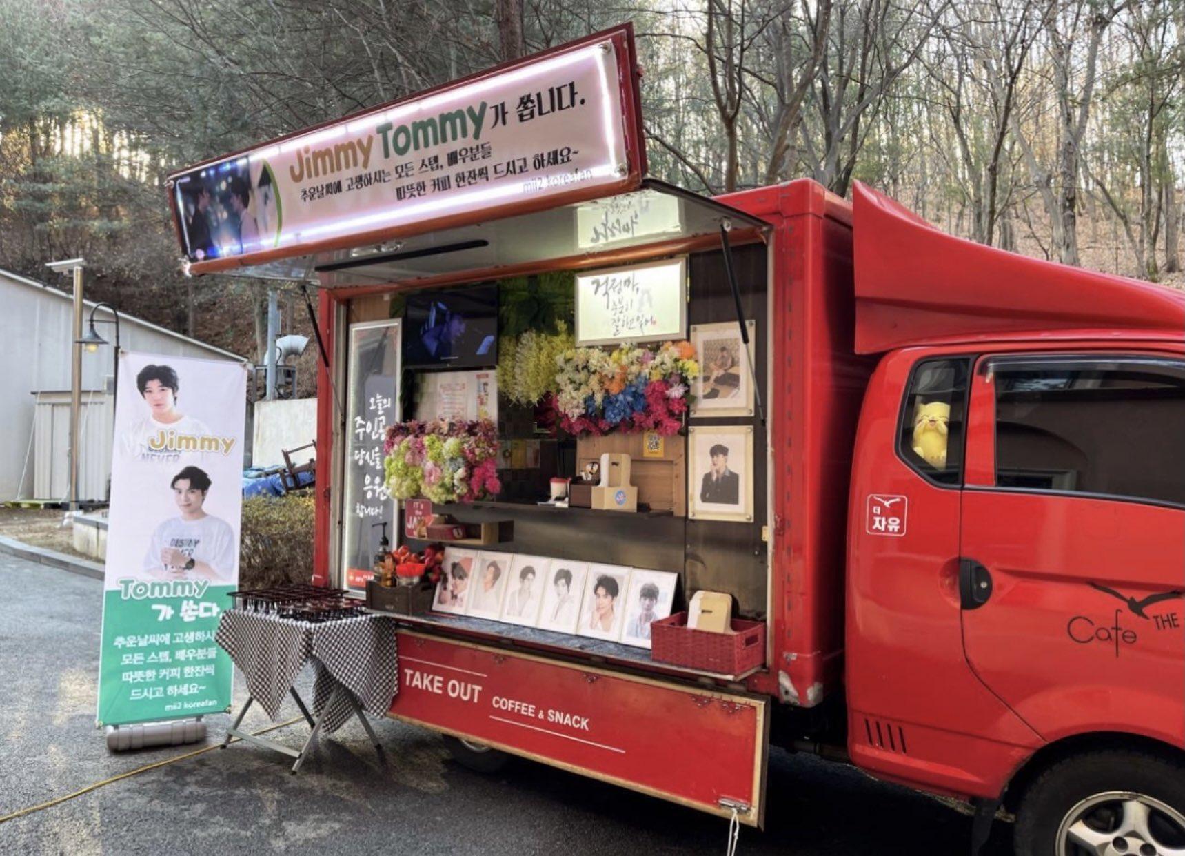 Người hâm mộ Hàn Quốc thuê một xe tải cà phê để các diễn viên và đoàn làm phim cùng nhau thưởng thức (Ảnh: Internet)