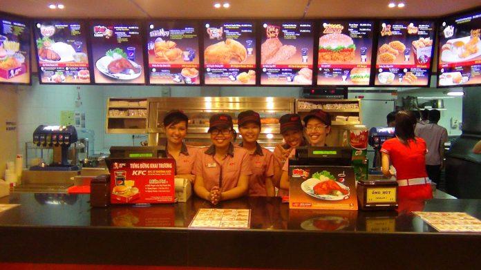 Bên trong cửa hàng KFC Lý Thường Kiệt . (Ảnh : Internet).