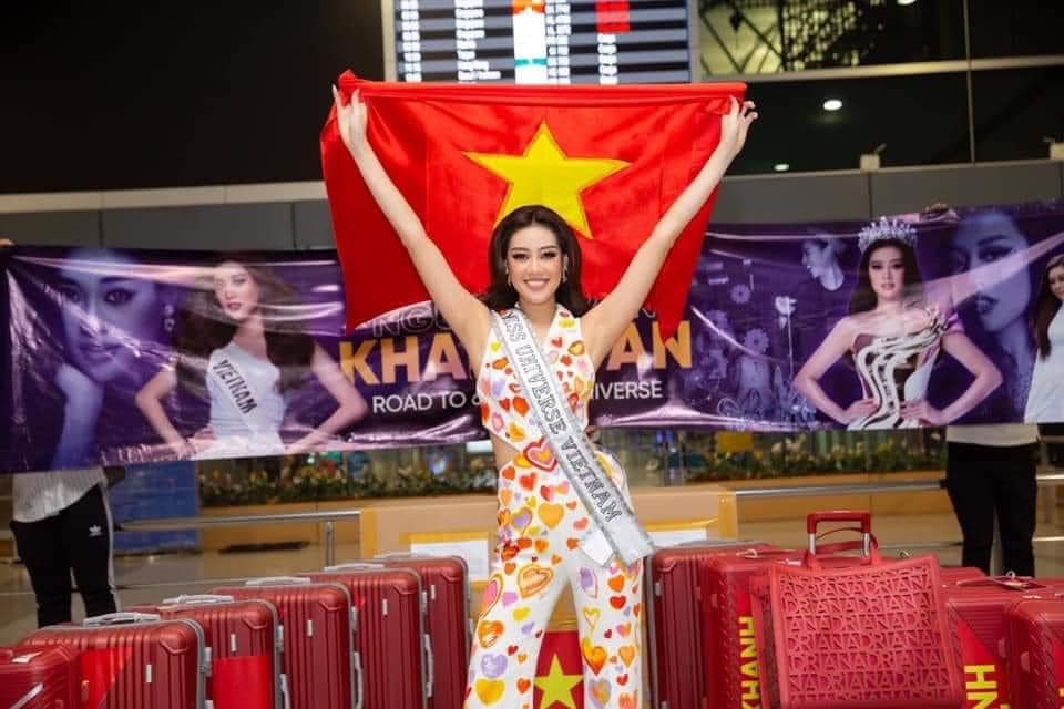 Nguyễn Trần Khánh Vân với hành lý hơn 200 bộ trang phục mang đến Miss Universe 2020 ( nguồn: internet)