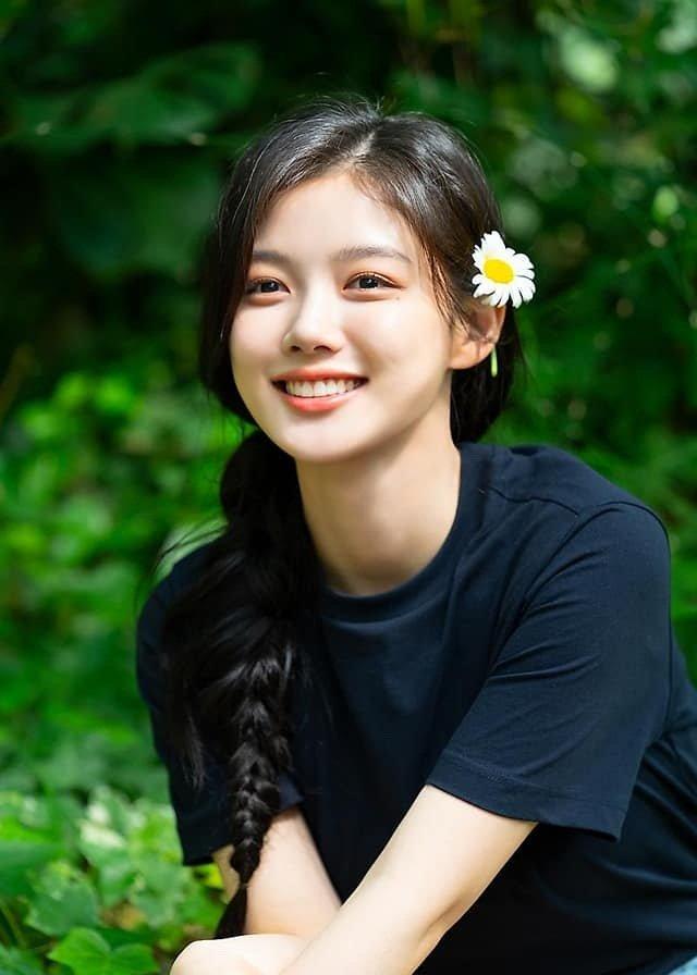 Yoo Jung gây ấn tượng bởi vẻ đẹp thiên thần, mỏng manh và tươi tắn (Nguồn ảnh: Internet).