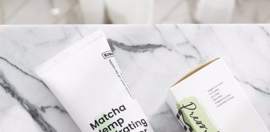 Review sữa rửa mặt Krave Matcha hemp Hydrating Cleanser Krave Matcha Hemp Hydrating Cleanser được thiết kế đơn giản với tone màu trắng chủ đạo (Nguồn: Internet)
