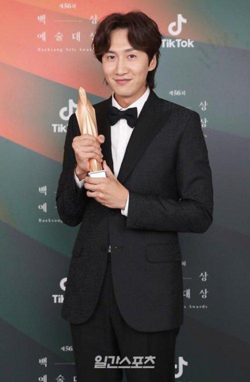 Lee Kwang Soo nhận giải nam phụ xuất sắc nhất tại BaekSang 2020. (Ảnh: Internet).