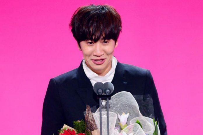 Lee Kwang Soo nhận giải thưởng cuối năm SBS 2016. (Ảnh: Internet).