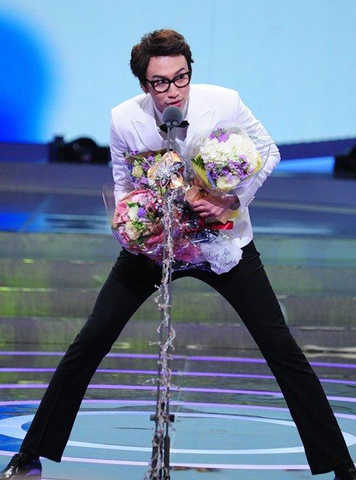 Lee Kwang Soo nhận giải ngôi sao mới nổi xuất sắc mảng giải trí tại lễ trao giải SBS Awards 2011. (Ảnh: Internet).