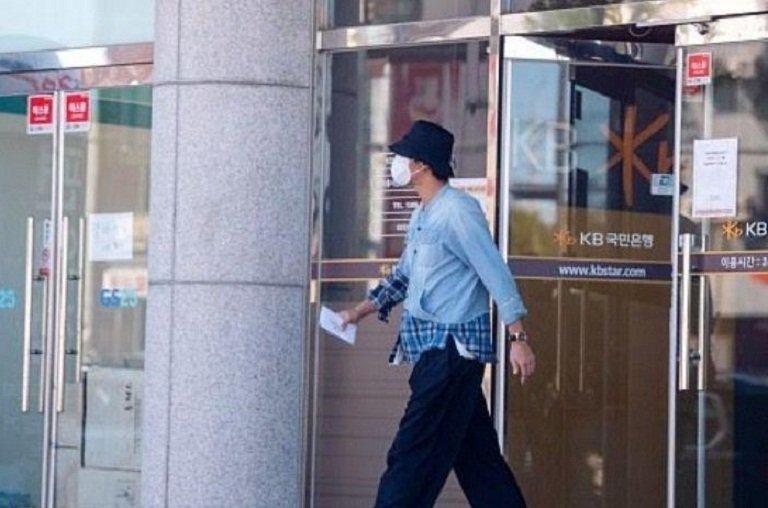 Lee Seung Gi và Lee Da Hee rời ngân hàng hai lúc khác nhau (Nguồn: Internet).