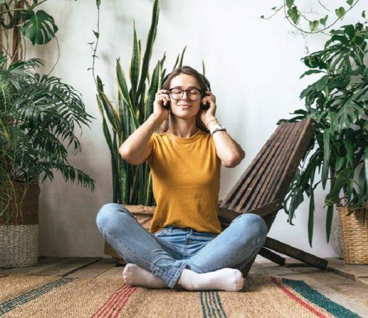 Các tư thế ngồi trên sàn nhà giúp giảm bớt tác hại của thói quen ngồi nhiều như thế nào?