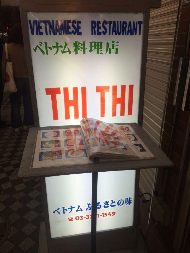 Biển hiệu và menu của nhà hàng Thi Thi (Ảnh: Internet).