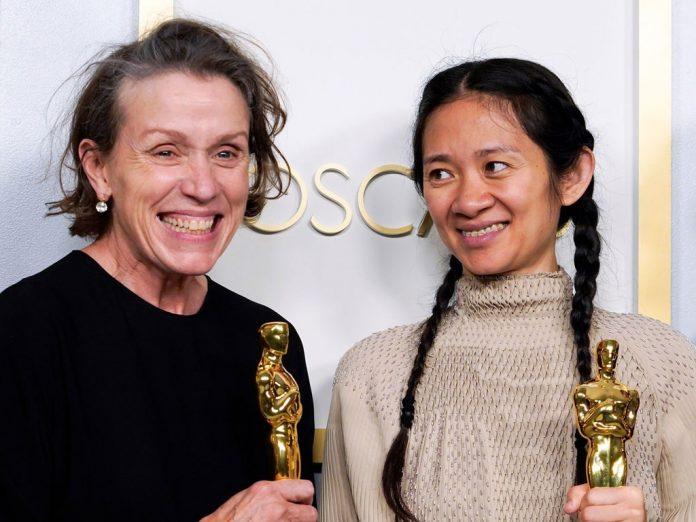 Đạo diễn gốc Á Chloé Zhao và Frances McDormand tại lễ trao giải Oscar ( Ảnh: Internet )