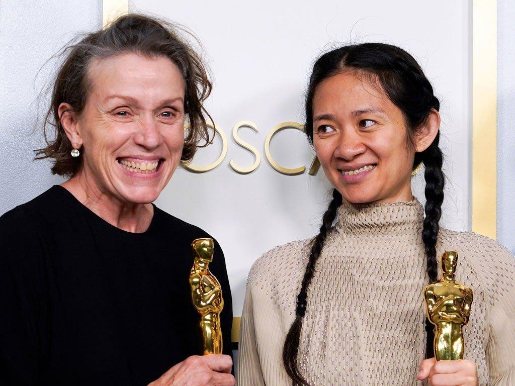 Đạo diễn gốc Á Chloé Zhao và Frances McDormand tại lễ trao giải Oscar ( Ảnh: Internet )