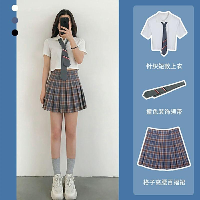 Style học sinh với croptop màu trắng, chân váy kẻ và cà vạt (Nguồn: Internet)