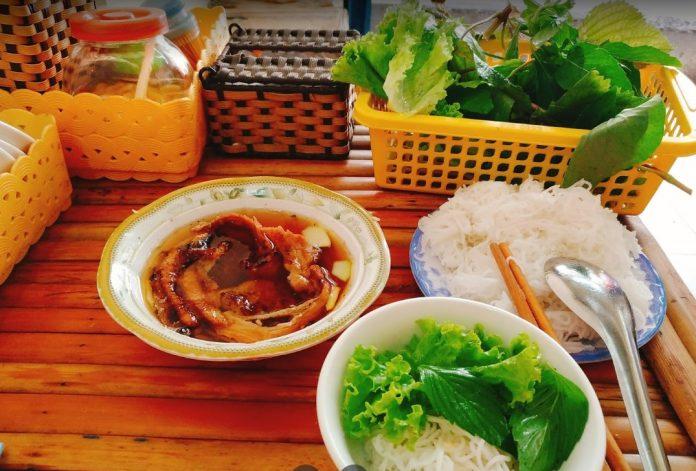 Đồ ăn tại quán Bún Chả Dì Xuân (Nguồn: Internet) Đồ ăn tại quán Bún Chả Dì Xuân (Nguồn: Internet)