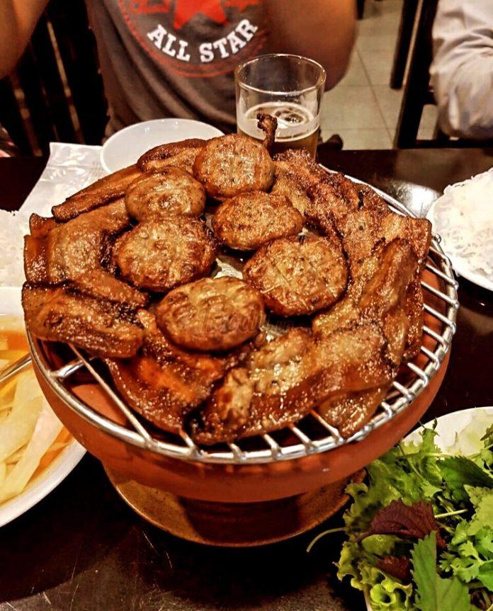 Những viên thịt lớn được thực khách tự nướng tại Quán nem Giảng Võ (Nguồn: Internet)