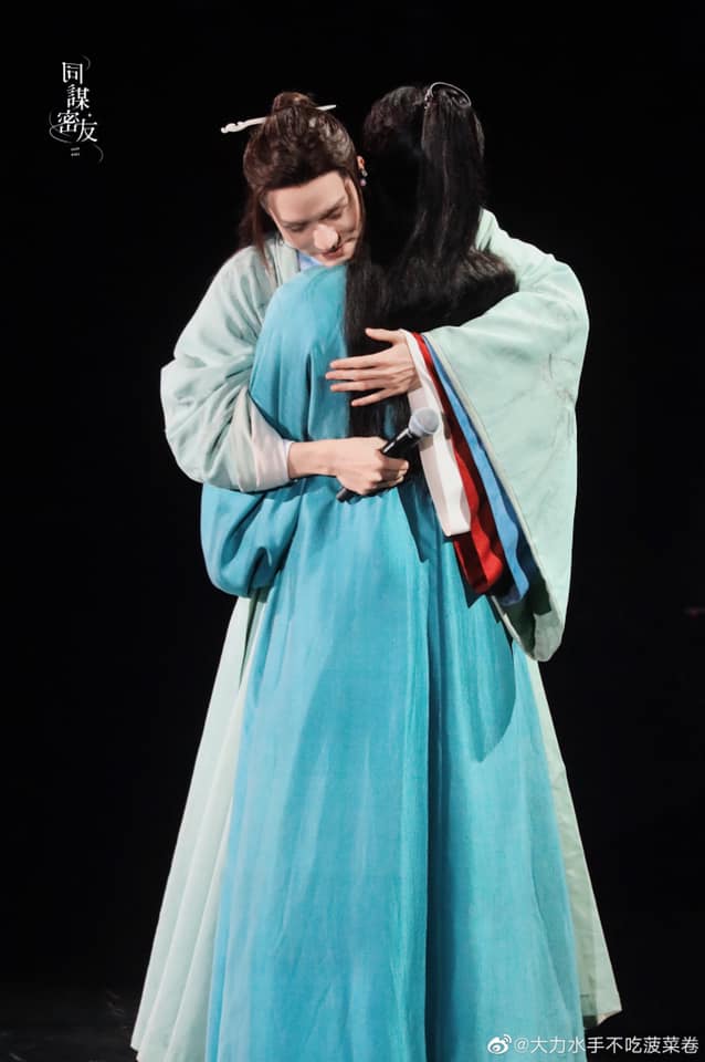 Cung Tuấn và Trương Triết Hạn ôm nhau (Nguồn: Internet)