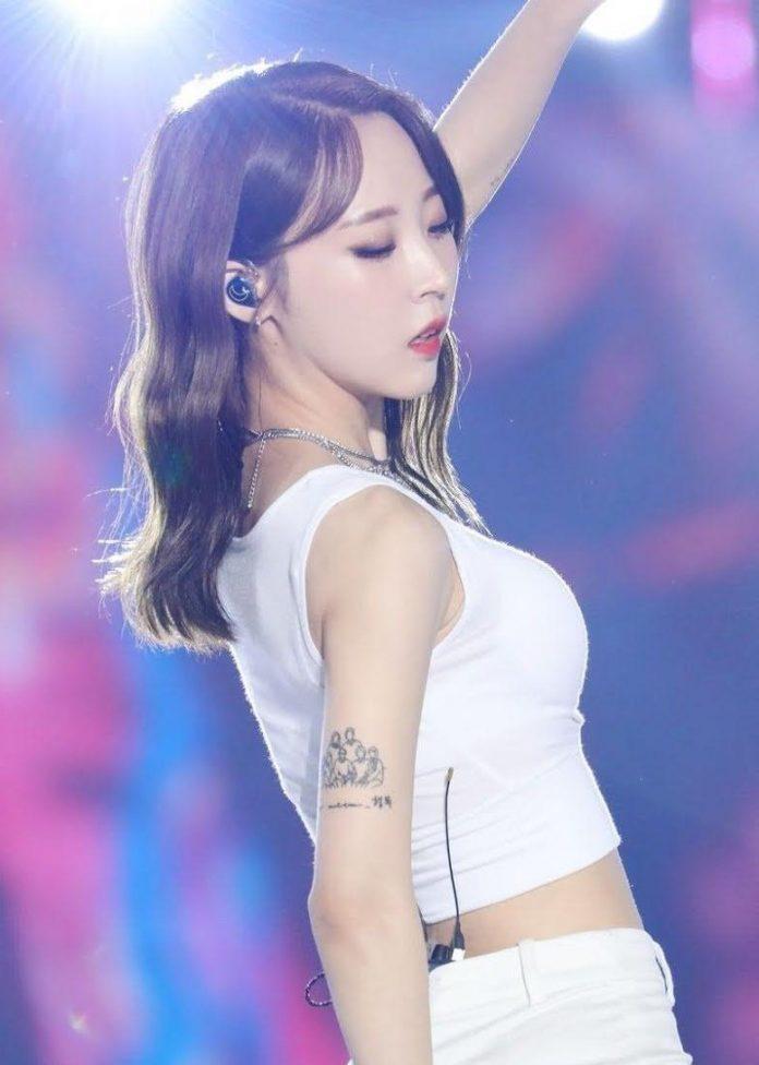 Moonbyul (MAMAMOO) là một trong những thần tượng KPOP hiếm hoi sở hữu hình xăm trên cơ thể. (Nguồn: Internet) Moonbyul (MAMAMOO) là một trong những thần tượng KPOP hiếm hoi sở hữu hình xăm trên cơ thể. (Nguồn: Internet)