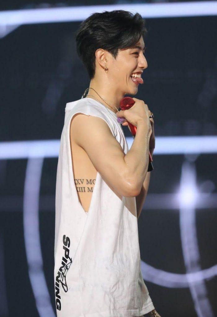 Mark (GOT7) là một trong những thần tượng KPOP hiếm hoi sở hữu hình xăm trên cơ thể. (Nguồn: Internet) Mark (GOT7) là một trong những thần tượng KPOP hiếm hoi sở hữu hình xăm trên cơ thể. (Nguồn: Internet)