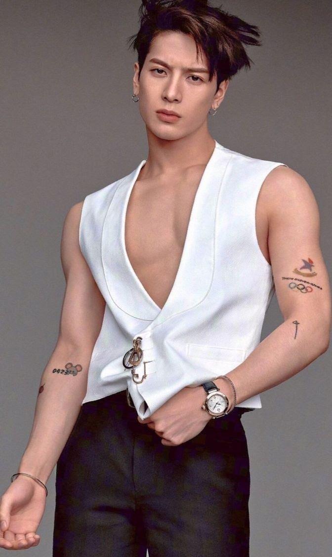 Jackson (GOT7) là một trong những thần tượng KPOP hiếm hoi sở hữu hình xăm trên cơ thể. (Nguồn: Internet) Jackson (GOT7) là một trong những thần tượng KPOP hiếm hoi sở hữu hình xăm trên cơ thể. (Nguồn: Internet)