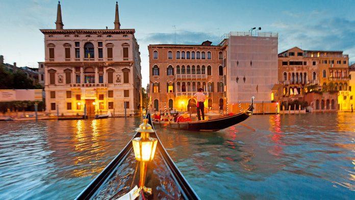 Di chuyển bằng thuyền để tham quan thành phố Venice (Ảnh: Internet).