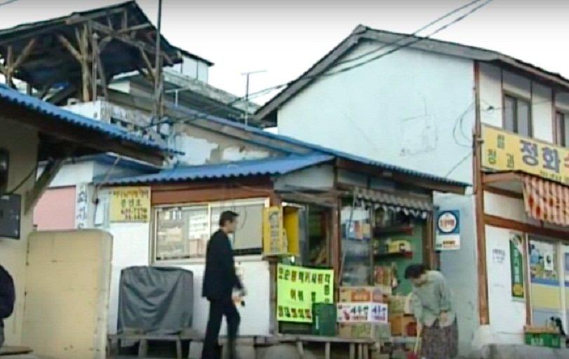 Cửa tiệm bán hàng nhỏ trong phim được quay tại làng Abai (Ảnh: Internet).