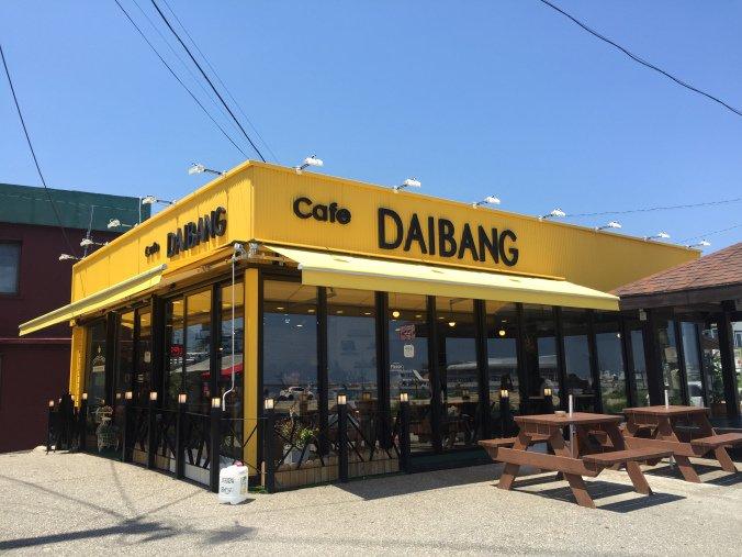 Cafe Daibang mang lại cảm giác tươi mới và vui vẻ với màu vàng sáng (Ảnh: Internet).