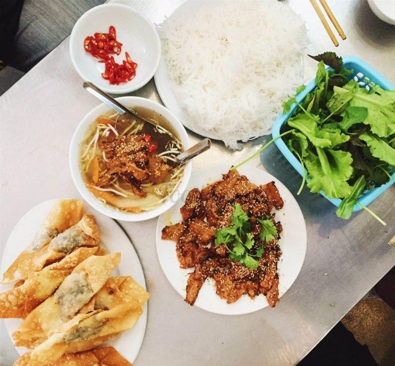Một suất ăn tại Bún chả que tre Bình Chung (Nguồn: Internet)