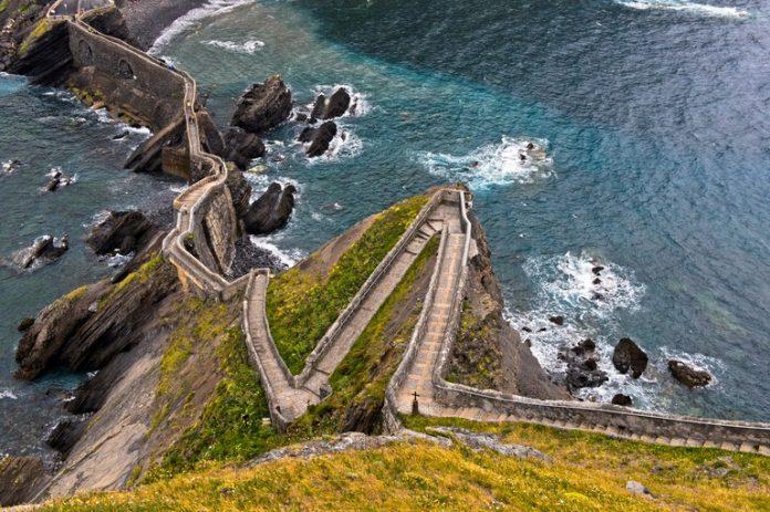 Lối đi zigzag dẫn ra đảo Gaztelugatxe trong vịnh Biscay, vùng Basque của Tây Ban Nha (Ảnh: Internet).