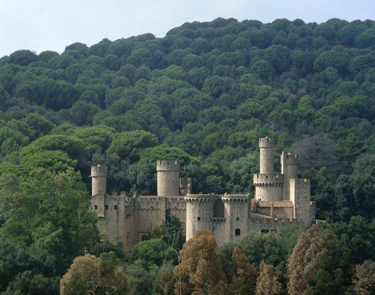Lâu đài nằm giữa rừng xanh giống như trong truyện cổ tích (Ảnh: Internet).