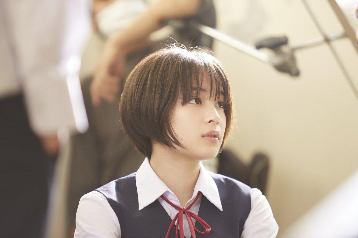 Hirose Suzu đứng vị trí thứ 7 trong top 10 nữ diễn viên mặc đồng phục học sinh đẹp nhất Nhật Bản với 145 phiếu bình chọn từ fans. Ngôi sao sinh năm 1998 rất hợp với kiểu tóc ngắn kén mặt. (Nguồn: Internet)