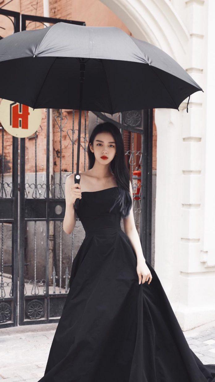 Mỹ nhân lên hot search khi tham dự Đêm hội Điện Ảnh Weibo (Ảnh: Internet).