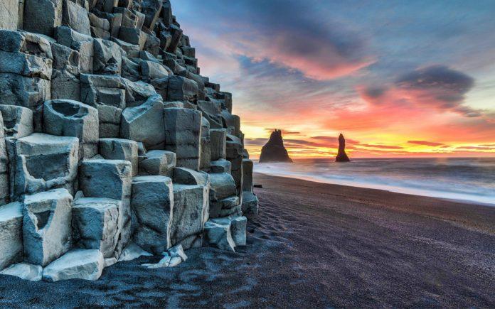 Bãi biển cát đen Reynisfjara (Ảnh: Internet).