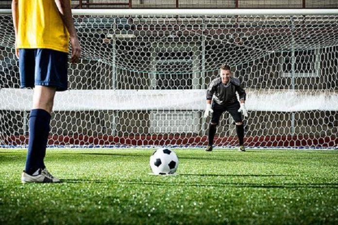 Đừng quá quan tâm tới thủ môn khi sút bóng (Ảnh: Internet).