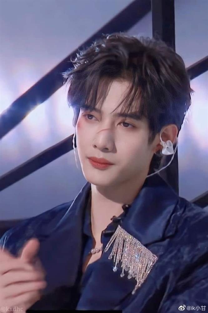 Cam Vọng Tinh có quá khứ cơ cực (Ảnh: Internet)