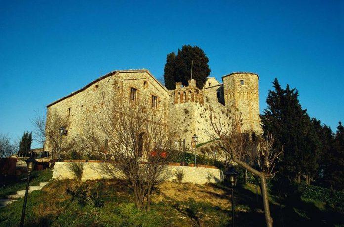 Lâu đài Montebello hùng vĩ giữa núi (Ảnh: Internet).
