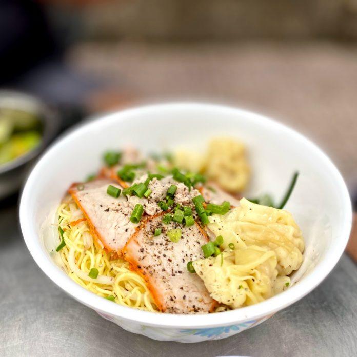 Hủ tiếu trộn tại Hủ Tiếu Mì Hoành Thánh 44 (Nguồn: Internet) Hủ tiếu trộn tại Hủ Tiếu Mì Hoành Thánh 44 (Nguồn: Internet)