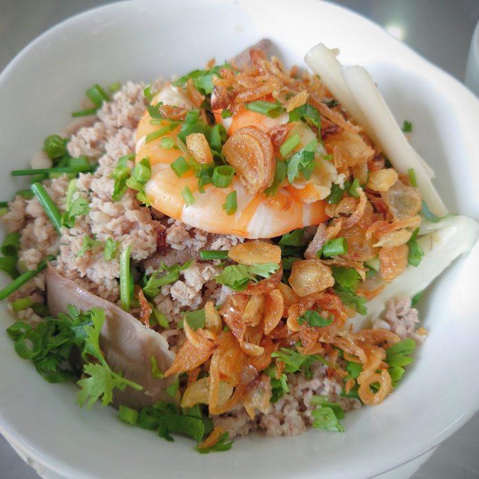 Hủ tiếu đầy topping (Nguồn: Internet) Hủ tiếu đầy topping (Nguồn: Internet)