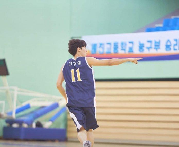 Lee Do Hyun thể hiện kỹ năng chơi bóng rổ của mình trong bộ phim 18 Again (Ảnh: Internet).
