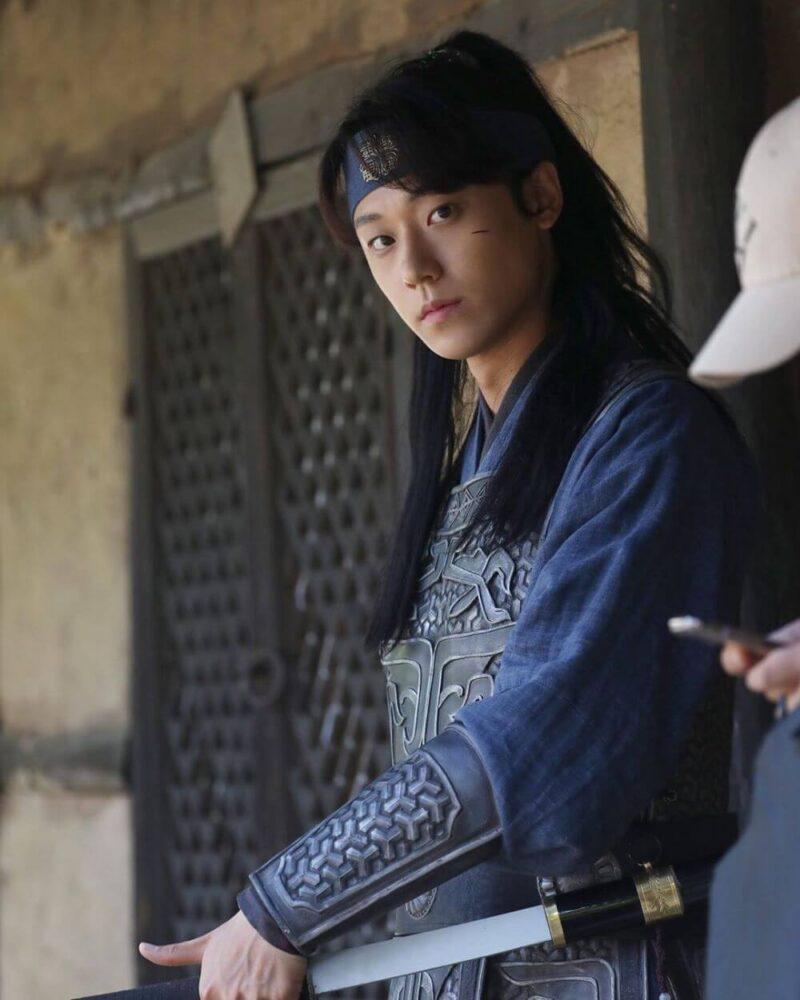 Lee Do Hyun trong vai Go Chung Myung - phim Hotel Del Luna (Ảnh: Internet).