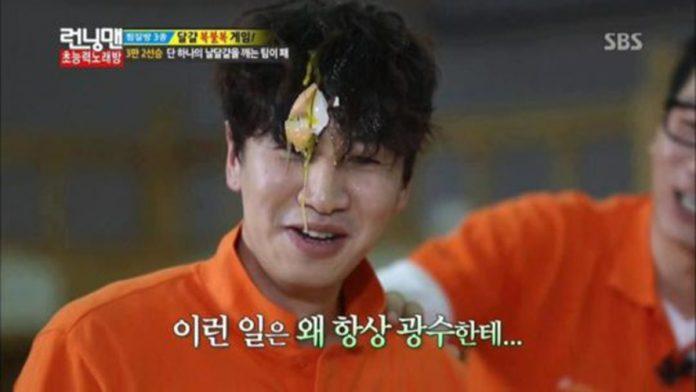 Thần giải trí "nhập" Lee Kwang Soo khi chọn trúng 2 lần trứng sống. (Ảnh: Internet).