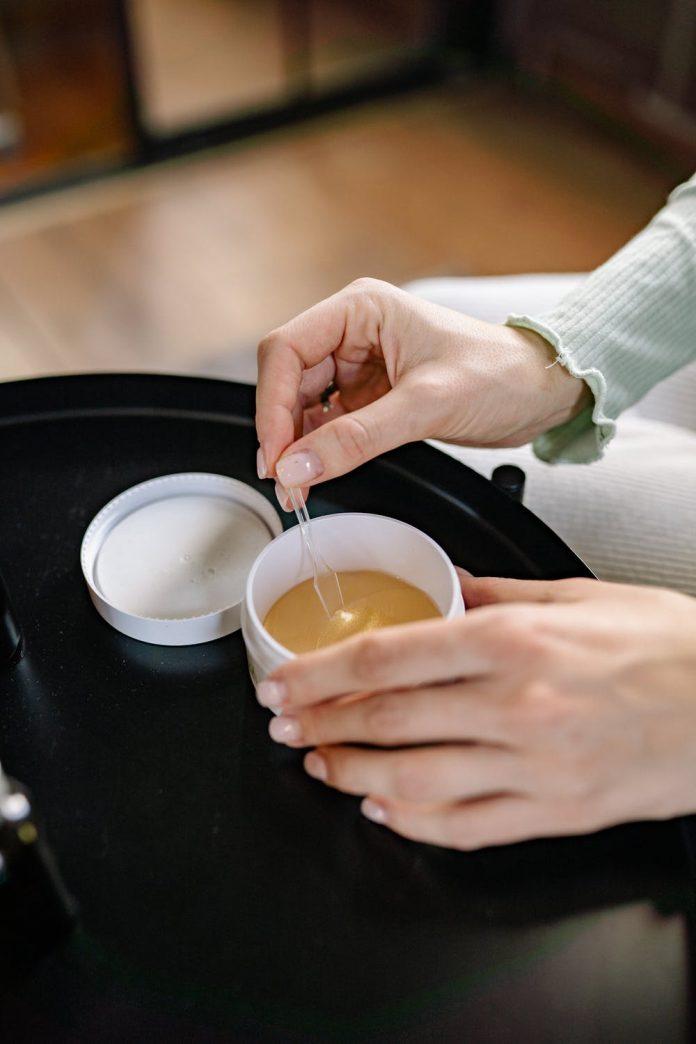 Caffeine và trà xanh là 2 thành phần vàng giúp điều trị bọng mắt hiệu quả (Nguồn: Internet).