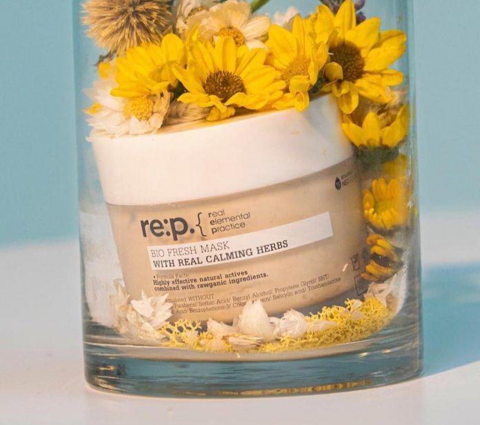 Mặt nạ đất sét RE:P Bio Fresh Mask With Real Calming Herbs với thành phần từ hoa cúc La Mã giúp làm dịu da và phục hồi da ( Nguồn: internet)