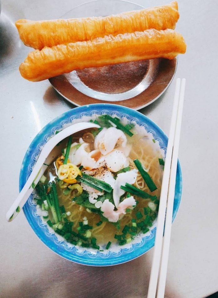 Một tô hủ tiếu và quẩy (Nguồn: Internet) Một tô hủ tiếu và quẩy (Nguồn: Internet)