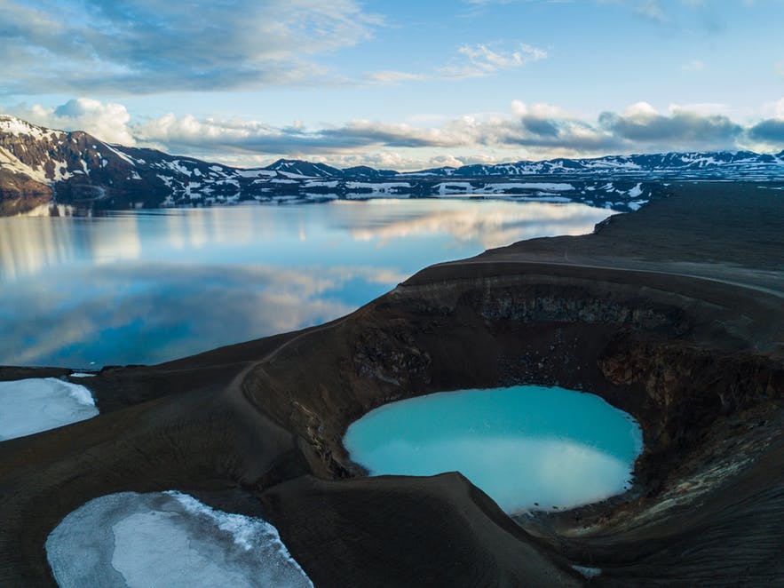 Hồ nước xanh ngọc ở miệng núi lửa Askja (Ảnh: Internet).